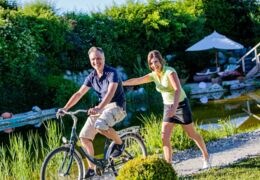 Paar mit Fahrrad am Naturbadesee